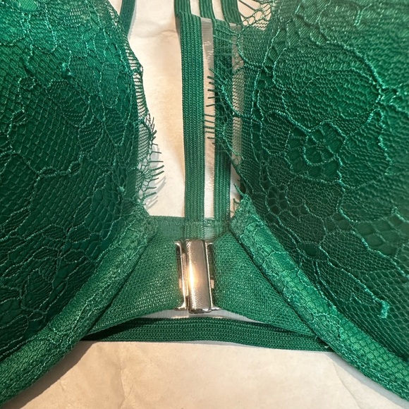 Victoria's Secret Emerald Green Push-Up Bra with Decorative Charm - Picture 8 of 9